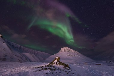 Kutup kutup kuzey ışıkları aurora borealis gökyüzü yıldız Norveç'te ay Dağları Svalbard Longyearbyen City seyahat