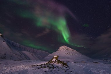 Kutup kutup kuzey ışıkları aurora borealis gökyüzü yıldız Norveç'te ay Dağları Svalbard Longyearbyen City seyahat