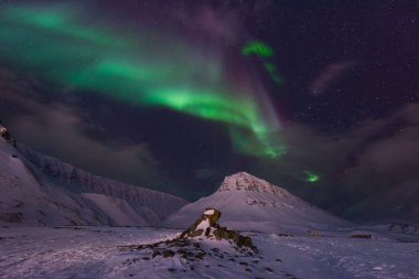 Kutup kutup kuzey ışıkları aurora borealis gökyüzü yıldız Norveç'te ay Dağları Svalbard Longyearbyen City seyahat