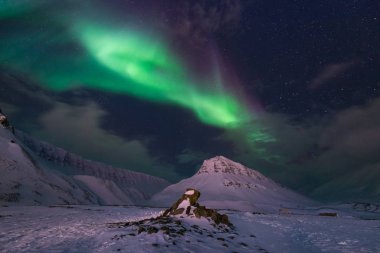 Kutup kutup kuzey ışıkları aurora borealis gökyüzü yıldız Norveç'te ay Dağları Svalbard Longyearbyen City seyahat