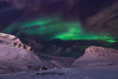 Kutup kutup kuzey ışıkları aurora borealis gökyüzü yıldız Norveç'te ay Dağları Svalbard Longyearbyen City seyahat