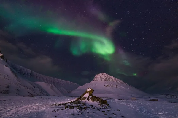 挪威北极北极北极光天星在朗伊尔城的月亮山上传播斯瓦尔巴 — 图库照片