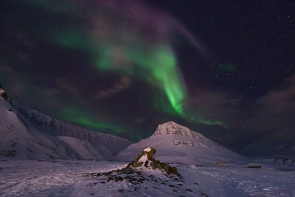 ノルウェーの北極北極のオーロラ オーロラ空星旅行スバールバル諸島ロングイェールビーン都市でムーン山 — ストック写真