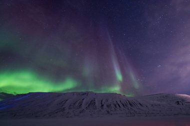 Kutup kutup kuzey ışıkları aurora borealis gökyüzü yıldız Norveç'te ay Dağları Svalbard Longyearbyen City seyahat