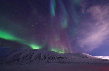 Kutup kutup kuzey ışıkları aurora borealis gökyüzü yıldız Norveç'te ay Dağları Svalbard Longyearbyen City seyahat