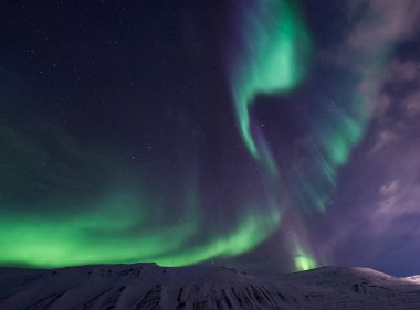 Kutup kutup kuzey ışıkları aurora borealis gökyüzü yıldız Norveç'te ay Dağları Svalbard Longyearbyen City seyahat