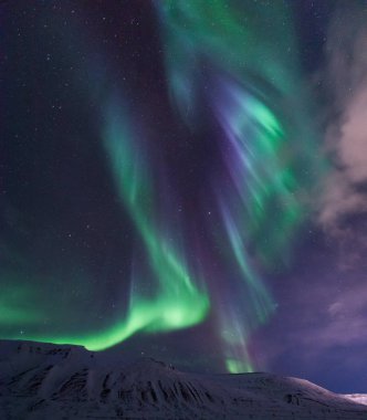 Kutup kutup kuzey ışıkları aurora borealis gökyüzü yıldız Norveç'te ay Dağları Svalbard Longyearbyen City seyahat