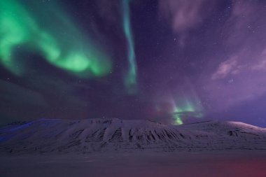 Kutup kutup kuzey ışıkları aurora borealis gökyüzü yıldız Norveç'te ay Dağları Svalbard Longyearbyen City seyahat