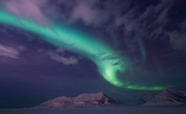 Kutup kutup kuzey ışıkları aurora borealis gökyüzü yıldız Norveç'te ay Dağları Svalbard Longyearbyen City seyahat