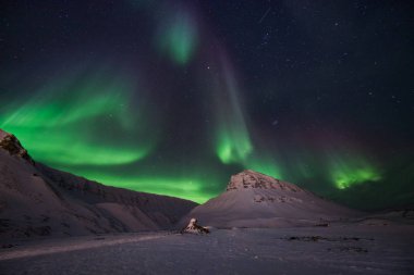 Kutup kutup kuzey ışıkları aurora borealis gökyüzü yıldız Norveç'te ay Dağları Svalbard Longyearbyen City seyahat