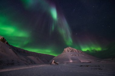 Kutup kutup kuzey ışıkları aurora borealis gökyüzü yıldız Norveç'te ay Dağları Svalbard Longyearbyen City seyahat