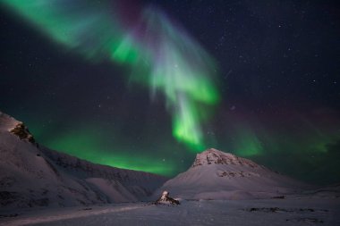Kutup kutup kuzey ışıkları aurora borealis gökyüzü yıldız Norveç'te ay Dağları Svalbard Longyearbyen City seyahat