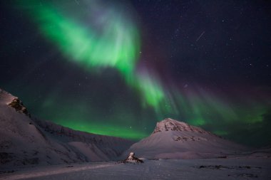 Kutup kutup kuzey ışıkları aurora borealis gökyüzü yıldız Norveç'te ay Dağları Svalbard Longyearbyen City seyahat
