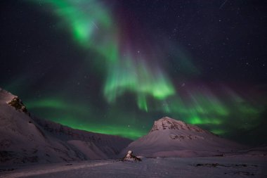 Kutup kutup kuzey ışıkları aurora borealis gökyüzü yıldız Norveç'te ay Dağları Svalbard Longyearbyen City seyahat