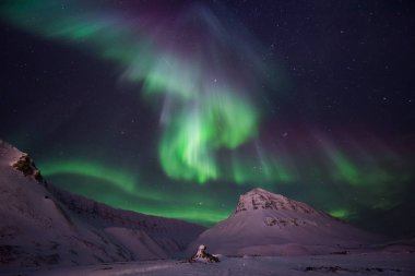 Kutup kutup kuzey ışıkları aurora borealis gökyüzü yıldız Norveç'te ay Dağları Svalbard Longyearbyen City seyahat