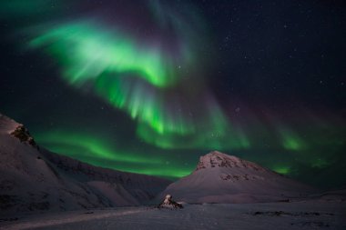 Kutup kutup kuzey ışıkları aurora borealis gökyüzü yıldız Norveç'te ay Dağları Svalbard Longyearbyen City seyahat