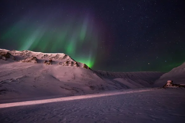 Polaarinen Arktinen Revontulet Aurora Borealis Taivas Tähti Norjassa Matkustaa Huippuvuorilla — kuvapankkivalokuva