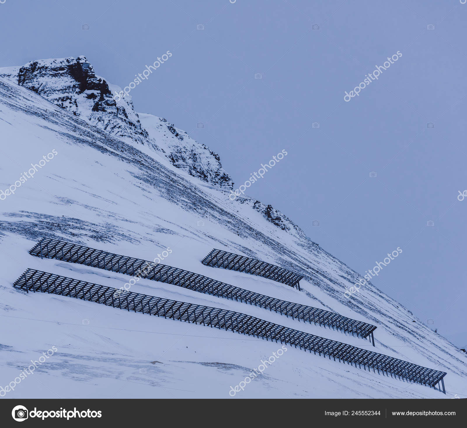 北威风景冰的雪崩保护山的Spitsbergen 朗伊不丁宾斯瓦尔巴群岛北极海洋极地天蓝天——图库图片© bublik_polina #245552344