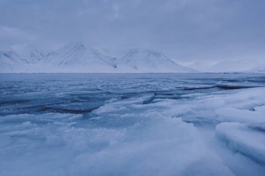  Norveç manzara buz doğa Spitsbergen Longyearbyen Svalbard Arktik Okyanusu kış kutup gün mavi gökyüzünün buzul dağlarının