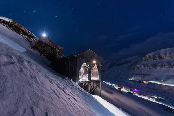 スピッツ ベルゲン ロングイェールビーン高原山スバールバル北極海の街の景色のノルウェー風景氷自然冬の上から極夜ビュー — ストック写真