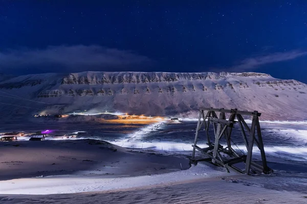 诺威景观冰的城市景观的 Spitsbergen 朗伊登高原山斯瓦尔巴群岛北极海洋冬季极地夜景从上面 — 图库照片