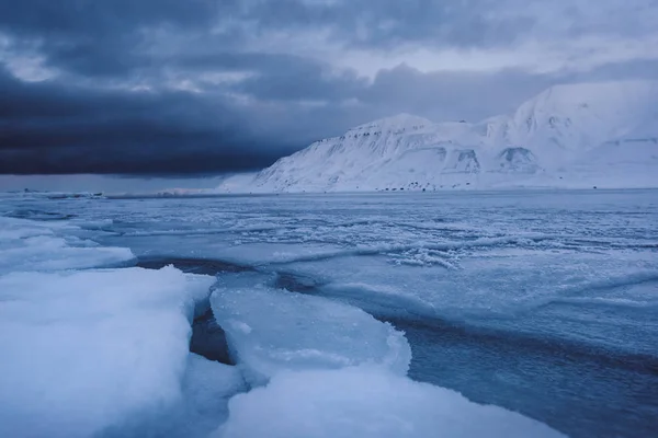 スバールバル諸島スピッツ ベルゲン ロングイェールビーン北極海冬の極地の日青い空の氷河の山のノルウェー風景氷自然 — ストック写真