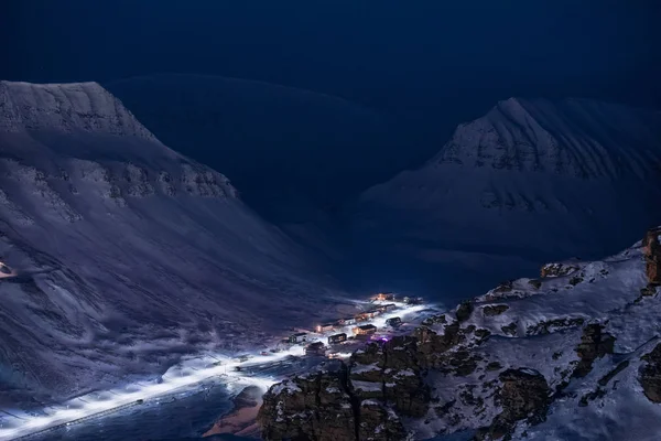诺威景观冰的城市景观的 Spitsbergen 朗伊登高原山斯瓦尔巴群岛北极海洋冬季极地夜景从上面 — 图库照片