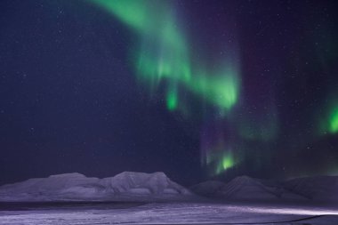 Kutup kutup kuzey ışıkları aurora borealis gökyüzü yıldız Norveç'te ay Dağları Svalbard Longyearbyen City seyahat