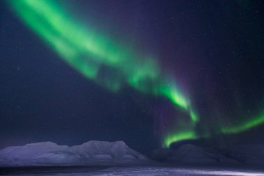 Kutup kutup kuzey ışıkları aurora borealis gökyüzü yıldız Norveç'te ay Dağları Svalbard Longyearbyen City seyahat