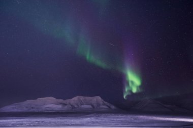Kutup kutup kuzey ışıkları aurora borealis gökyüzü yıldız Norveç'te ay Dağları Svalbard Longyearbyen City seyahat