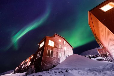 Kutup kutup kuzey ışıkları aurora borealis gökyüzü yıldız Norveç'te ay Dağları Svalbard Longyearbyen City seyahat