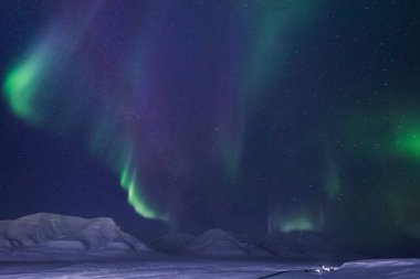 Kutup kutup kuzey ışıkları aurora borealis gökyüzü yıldız Norveç'te ay Dağları Svalbard Longyearbyen City seyahat
