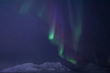 Kutup kutup kuzey ışıkları aurora borealis gökyüzü yıldız Norveç'te ay Dağları Svalbard Longyearbyen City seyahat