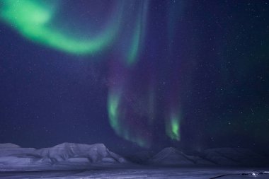 Kutup kutup kuzey ışıkları aurora borealis gökyüzü yıldız Norveç'te ay Dağları Svalbard Longyearbyen City seyahat