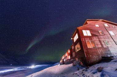 Kutup kutup kuzey ışıkları aurora borealis gökyüzü yıldız Norveç'te ay Dağları Svalbard Longyearbyen City seyahat