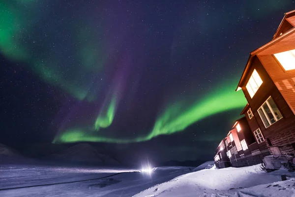 挪威北极北极北极光天星在朗伊尔城的月亮山上传播斯瓦尔巴 — 图库照片