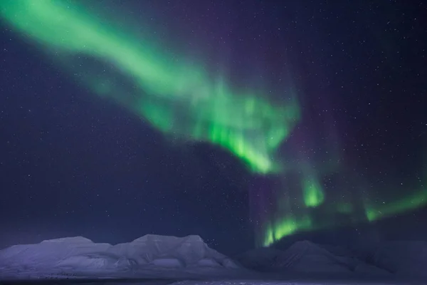 ノルウェーの北極北極のオーロラ オーロラ空星旅行スバールバル諸島ロングイェールビーン都市でムーン山 — ストック写真