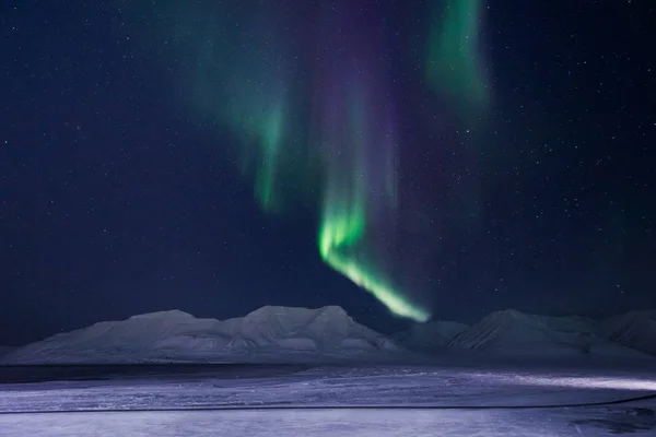 ノルウェーの北極北極のオーロラ オーロラ空星旅行スバールバル諸島ロングイェールビーン都市でムーン山 — ストック写真