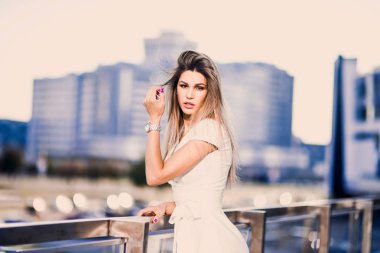 duygusal bahar yaz portre moda şık seksi genç hipster sarışın kadın, zarif Bayan, parlak renkler elbise, serin kız. Şehir manzaralı kentsel yaşam tarzı arka plan.