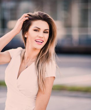 duygusal bahar yaz portre moda şık seksi genç hipster sarışın kadın, zarif Bayan, parlak renkler elbise, serin kız. Şehir manzaralı kentsel yaşam tarzı arka plan.