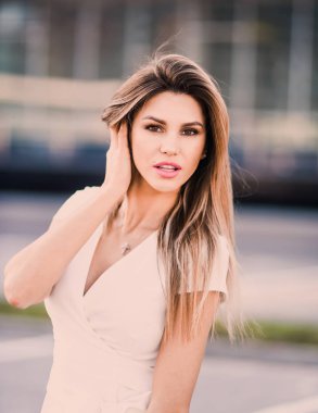 duygusal bahar yaz portre moda şık seksi genç hipster sarışın kadın, zarif Bayan, parlak renkler elbise, serin kız. Şehir manzaralı kentsel yaşam tarzı arka plan.