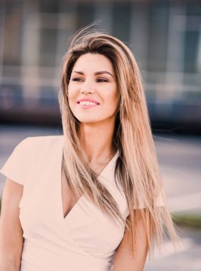 duygusal bahar yaz portre moda şık seksi genç hipster sarışın kadın, zarif Bayan, parlak renkler elbise, serin kız. Şehir manzaralı kentsel yaşam tarzı arka plan.