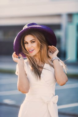 duygusal bahar yaz portre moda şık seksi genç hipster sarışın kadın, zarif Bayan, parlak renkler elbise, serin kız. Şehir manzaralı kentsel yaşam tarzı arka plan.