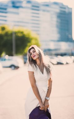 duygusal bahar yaz portre moda şık seksi genç hipster sarışın kadın, zarif Bayan, parlak renkler elbise, serin kız. Şehir manzaralı kentsel yaşam tarzı arka plan.