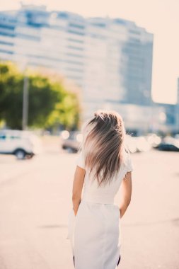 duygusal bahar yaz portre moda şık seksi genç hipster sarışın kadın, zarif Bayan, parlak renkler elbise, serin kız. Şehir manzaralı kentsel yaşam tarzı arka plan.