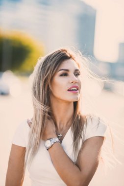 duygusal bahar yaz portre moda şık seksi genç hipster sarışın kadın, zarif Bayan, parlak renkler elbise, serin kız. Şehir manzaralı kentsel yaşam tarzı arka plan.