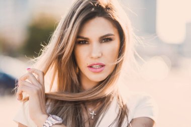 duygusal bahar yaz portre moda şık seksi genç hipster sarışın kadın, zarif Bayan, parlak renkler elbise, serin kız. Şehir manzaralı kentsel yaşam tarzı arka plan.
