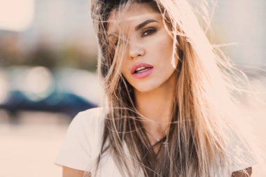 duygusal bahar yaz portre moda şık seksi genç hipster sarışın kadın, zarif Bayan, parlak renkler elbise, serin kız. Şehir manzaralı kentsel yaşam tarzı arka plan.
