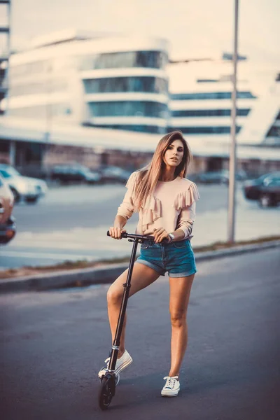 Menina Bonita Calções Jeans Montando Uma Scooter Elétrica Óculos Sol — Fotografia de Stock