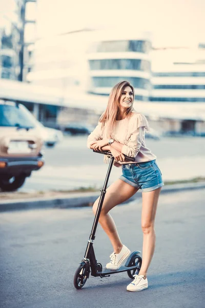Menina Bonita Calções Jeans Montando Uma Scooter Elétrica Óculos Sol — Fotografia de Stock